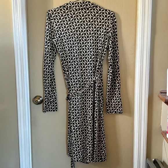 Diane Von Furstenberg Long Sleeve Wrap Dress, 100% Silk, Size 10 - Picture 6 of 6